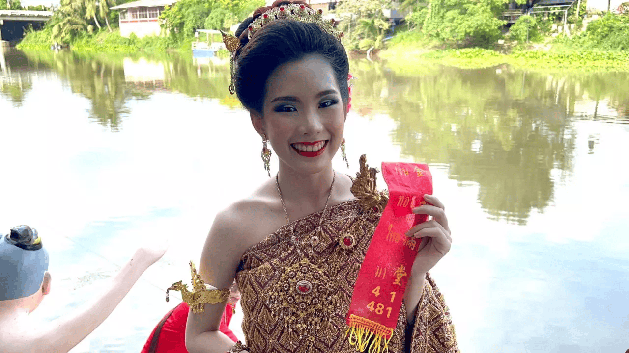 สาวดวงเฮง ถูกหวย 17 ใบ แห่แก้บนไอ้ส้มฉุน