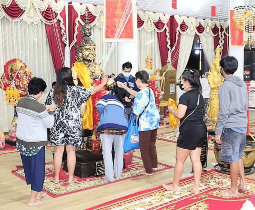 คอหวยแห่แก้บนท้าวเวสสุวรรณปางเจ้าสัวจนแน่นวัด แถมได้ "เลขเด็ด" ลุ้นโชค
ที่วัดศรีสโมสร คลอง 7 จังหวัดปทุมธานี มีประชาชนและบรรดาคอหวยที่เดินทางมาจากทั่วสารทิศแวะเวียนเข้ามากราบไหว้ขอพรองค์ท้าวเวสสุวรรณปางขอพรสมปรารถนาหรือที่หลายคนเรียกว่าเจ้าสัวรวยทรัพย์ เป็นองค์เดียวที่มีอยู่ในประเทศไทยโดยลักษณะของท่านมีหักซ้ายถือถุงเงินถุงทอง ได้รับการปลุกเสกจากเกจิอาจารย์ชื่อดังทั่วประเทศ ส่วนใหญ่ผู้คนที่เดินทางเข้ามากราบไหว้ขอพรมักจะได้โชคแทบทุกครั้งไม่ว่าจะเป็นเรื่องสุขภาพการงานการเงินโดยแม้แต่การขายบ้านขายที่ดิน นอกจากนี้ยังมีพ่อค้าแม่ค้าเข้ามาขอพรให้ขายดิบขายดี ท่านก็มักจะประทานพรให้สมดังหวัง จนผู้คนต่างนำไปบอกต่อกันเรื่องของความศักดิ์สิทธิ์ของท่าน
ทุกวันนี้มีประชาชนที่ได้โชคเดินทางกลับมาแก้บนแทบทุกวัน ทั้งนำดอกไม้สีแดงมาถวายจำนวนมาก และยังมีน้ำแดง ผ้าแดง พร้อมทั้งการจัดแสดงคณะลิเกโขนสด ต่อหน้าองค์ท้าวเวสสุวรรณ ทำให้บรรยากาศภายในวัดเต็มไปด้วยความคึกคัก และช่วงนี้ทางวัดศรีสโมสรคลอง 7 กำลังจะมีการจัดพิธีบุญครั้งใหญ่ กฐินสามัคคี ที่เปิดให้ผู้คนได้ร่วมทำบุญกันโดยโอนผ่านบัญชีธนาคารไทยพาณิชย์ เลขที่ 3072016467 ซึ่งทางวัดก็ได้แปะไว้ให้คนที่เดินทางมาที่วัดได้ร่วมทำบุญกัน ด้านคอหวยก็ไม่พลาดนำเลขบัญชีไปเป็นแนวทางในการลุ้นโชคในงวดที่จะถึงนี้และเชื่อว่าบุญครั้งนี้จะนำโชคลาภมาให้อย่างแน่นอน